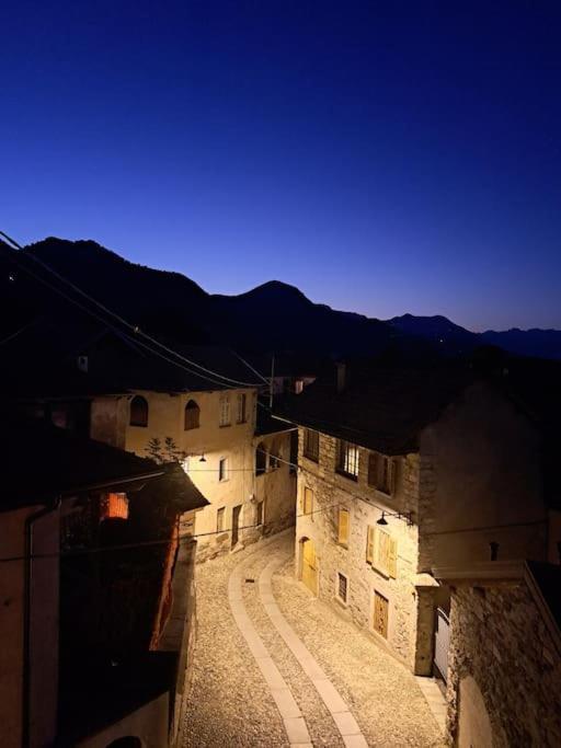 Appartamento Storico Con Giardino Soleggiato - B&B Via Rinaldi Arto Centonara Exterior foto